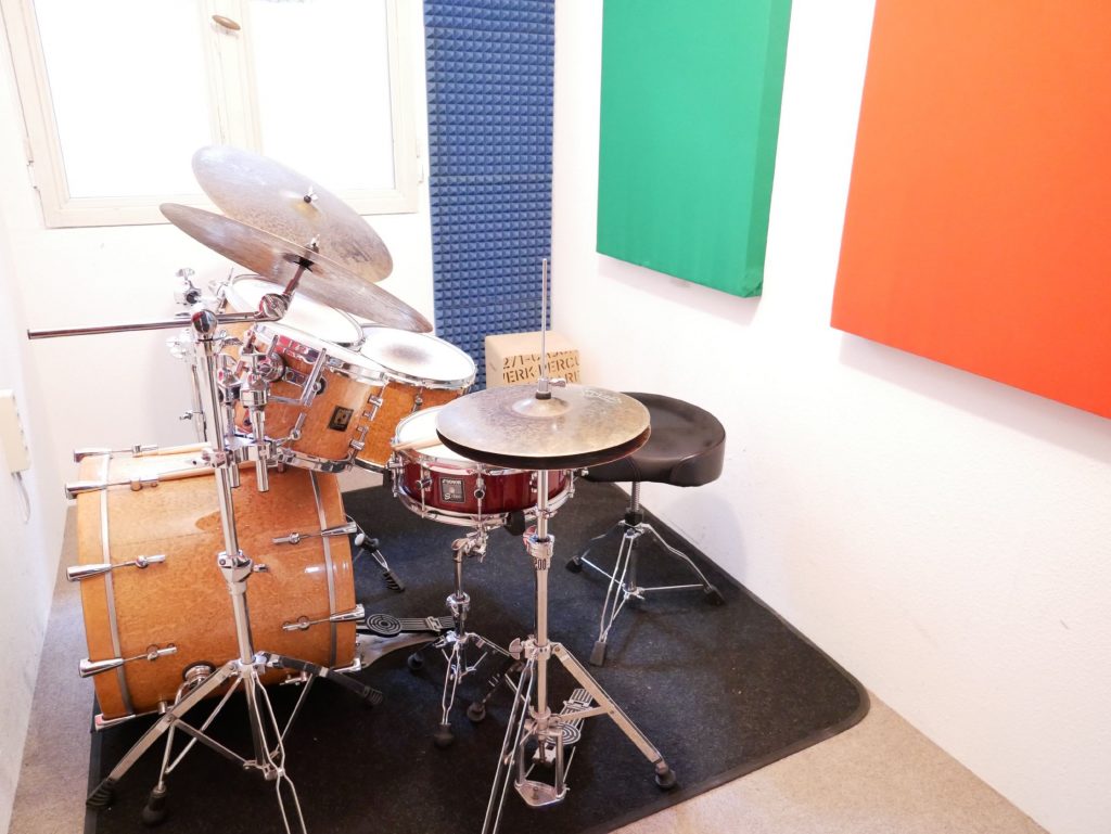 The small rehearsal and drum set room (8m2)